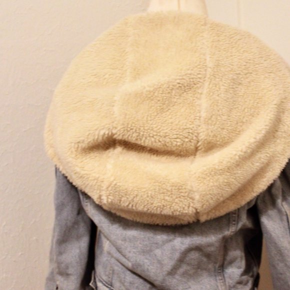 Levi Cropped Sherpa Trucker Jacket Light Medium-wash - Picture 3 of 7